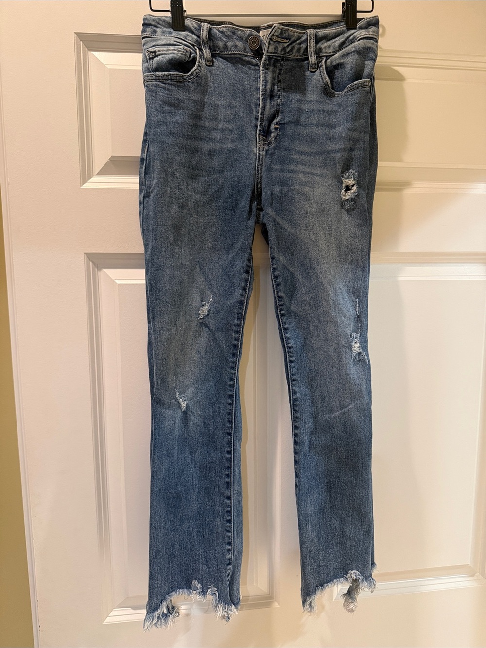 Distressed Cropped Ankle Jeans in Faded Blue